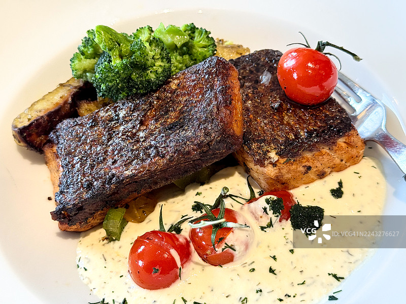 奶油酱海鲜菲力配蔬菜图片素材