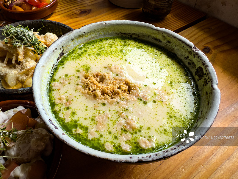 香浓奶油汤，饰以欧芹、罗勒和核桃。图片素材