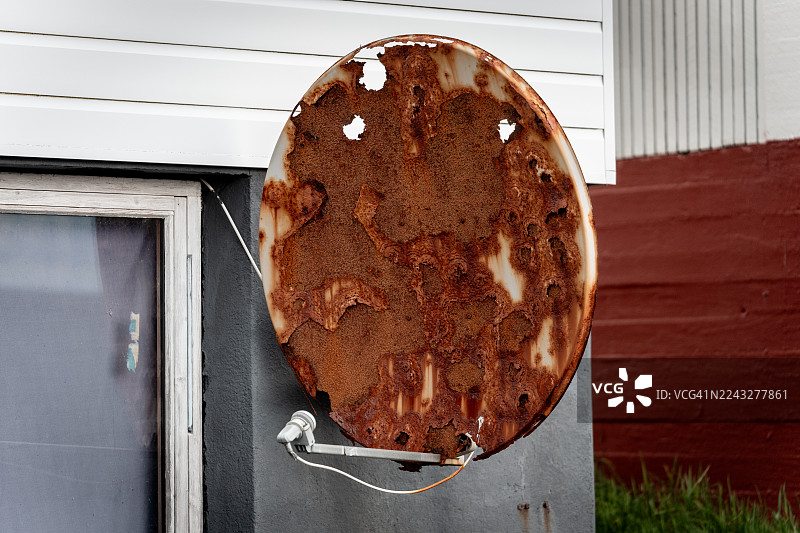 破旧的卫星天线图片素材