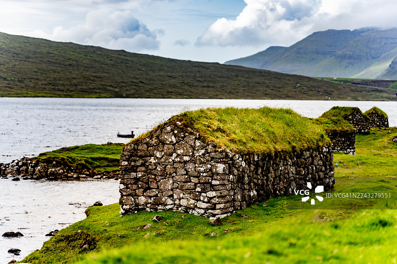 索尔瓦格斯湖峡湾旁的古老石头船屋图片素材