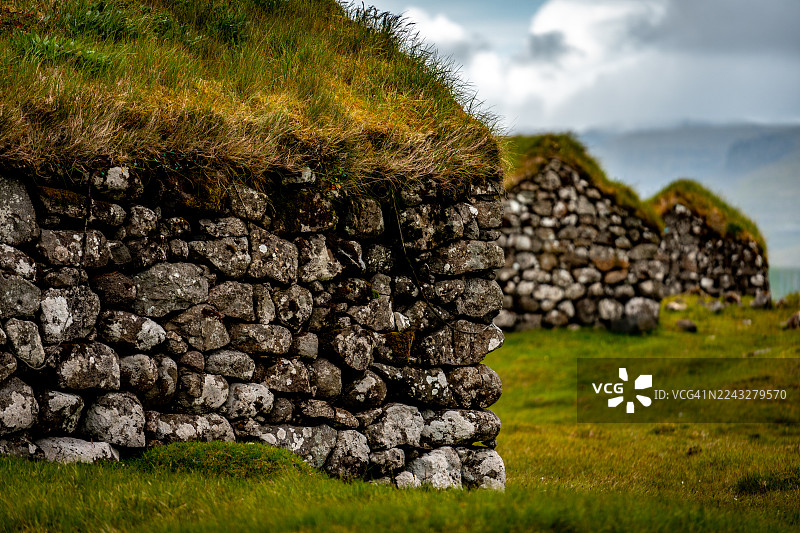 索尔瓦格斯湖峡湾上的古老石头船屋图片素材