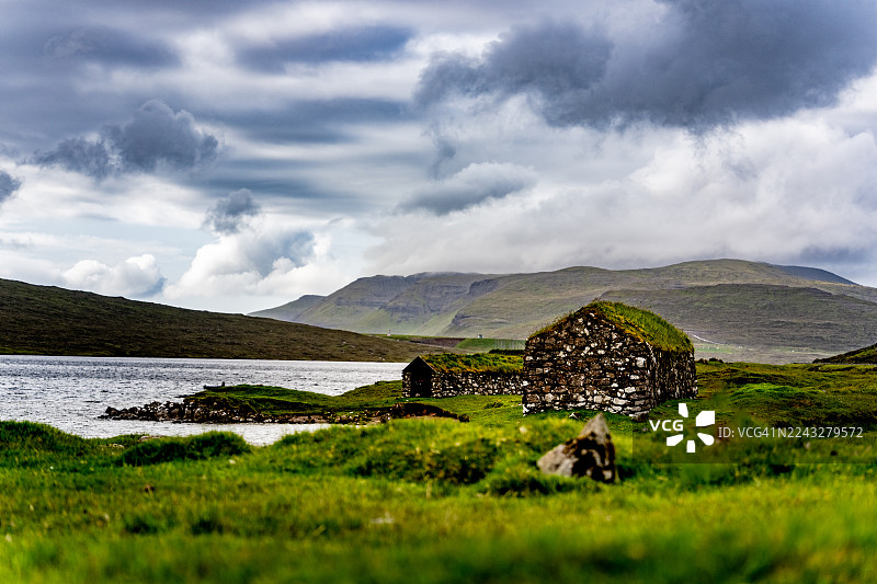 索尔瓦格斯湖峡湾上的古老石头船屋图片素材