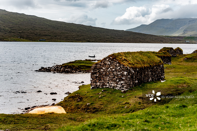 索尔瓦格斯湖峡湾上的古老石砌船屋图片素材