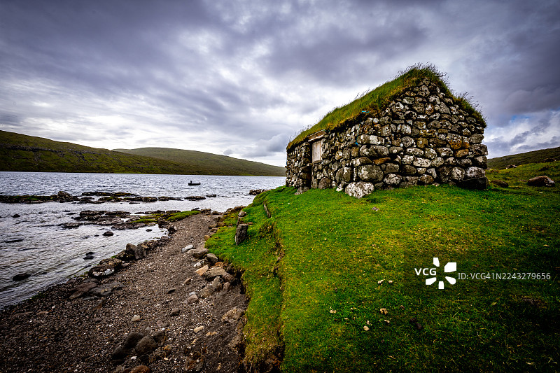 索尔瓦格斯湖峡湾上的古老石头船屋图片素材