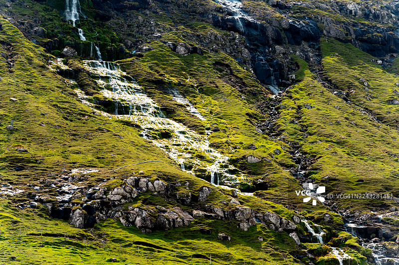 奥因达尔峡湾上方山丘中的瀑布图片素材