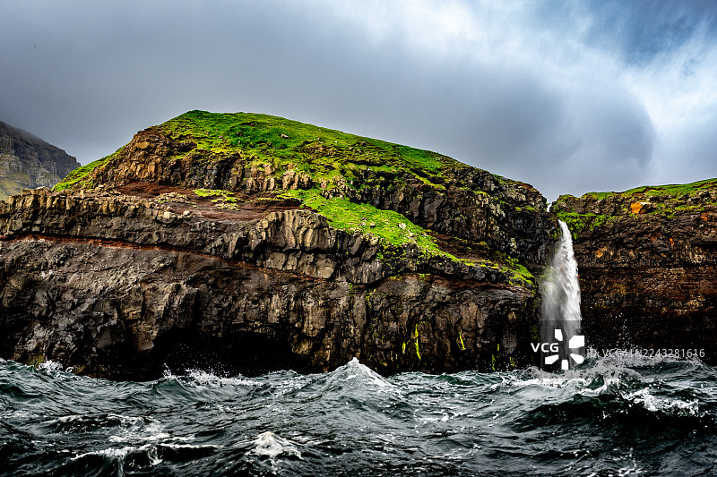 法罗群岛沃格岛海岸的瀑布流入大西洋图片素材