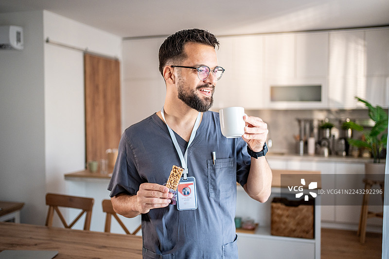 医护人员在家中享用咖啡和零食图片素材