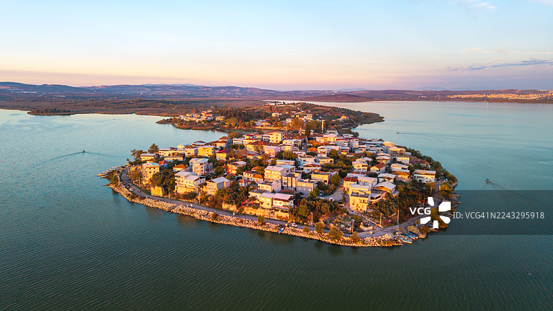 土耳其布尔萨戈利阿兹半岛日落时的鸟瞰图图片素材