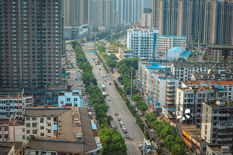 城市道路旁密集住宅区的鸟瞰图。大都市区的城市住房、现代建筑、房地产开发和高人口生活方式的概念。图片素材