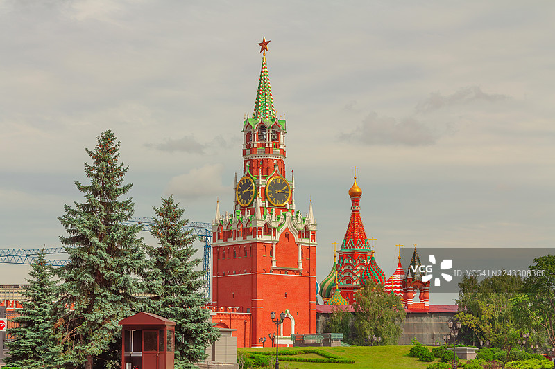 俄罗斯莫斯科的斯帕斯克塔楼和圣瓦西里大教堂图片素材