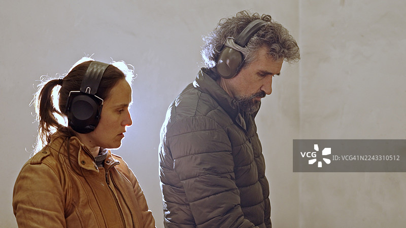 教练教女子射击手枪，为自卫而开枪射击武器图片素材