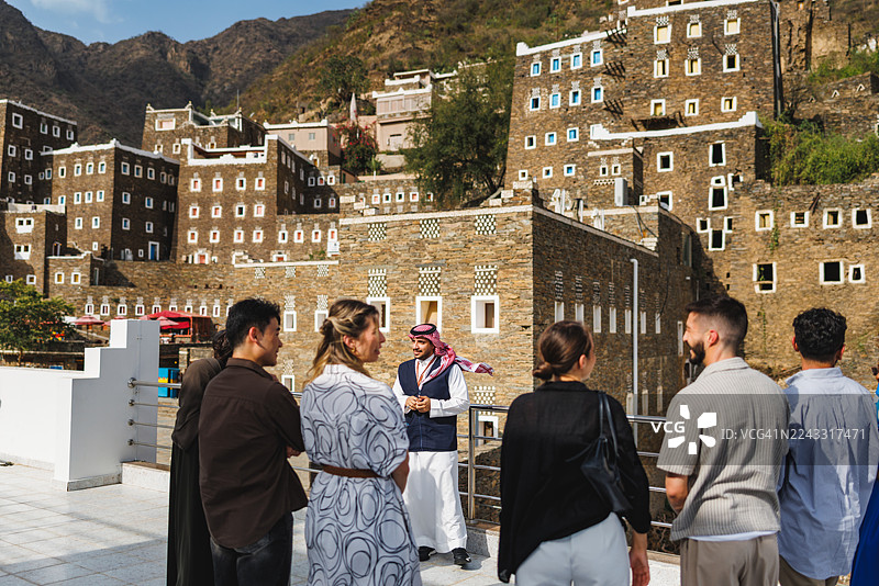 友好的导游在里贾尔·阿尔马村与一群人互动图片素材