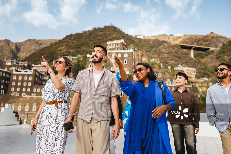 兴高采烈的朋友们在阿西尔山脉欣赏美景图片素材