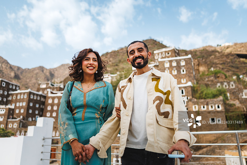 一对快乐的情侣正在风景优美的山区遗产地游玩图片素材