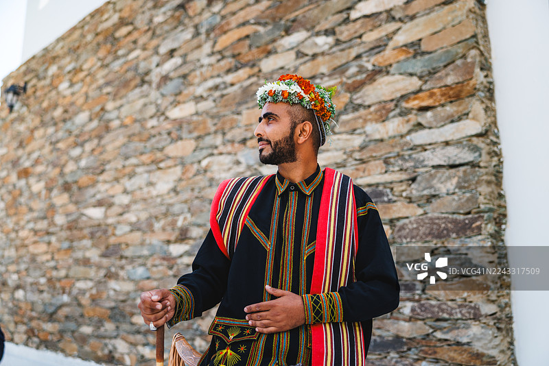 身着鲜艳民族服饰的自信中东男子图片素材