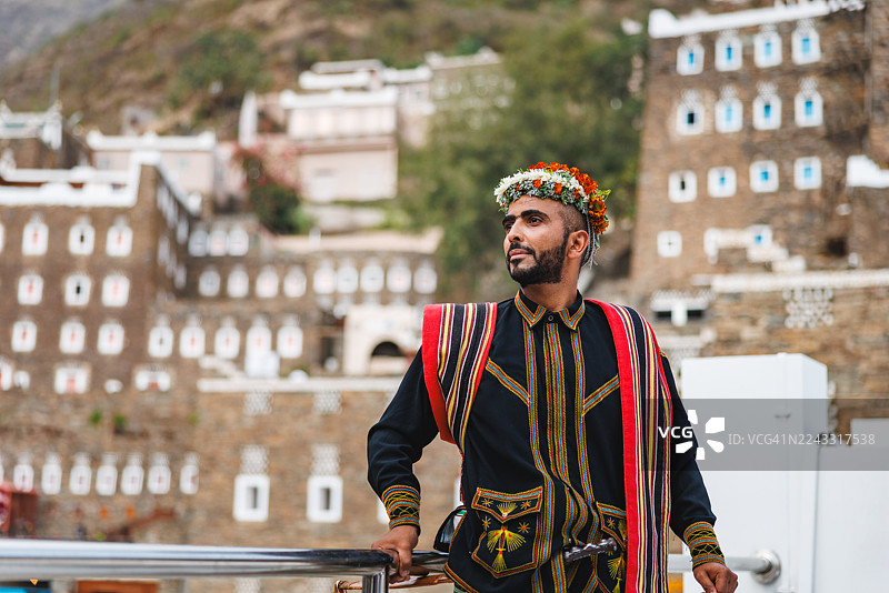 身着传统花卉头饰的骄傲的中东男子图片素材