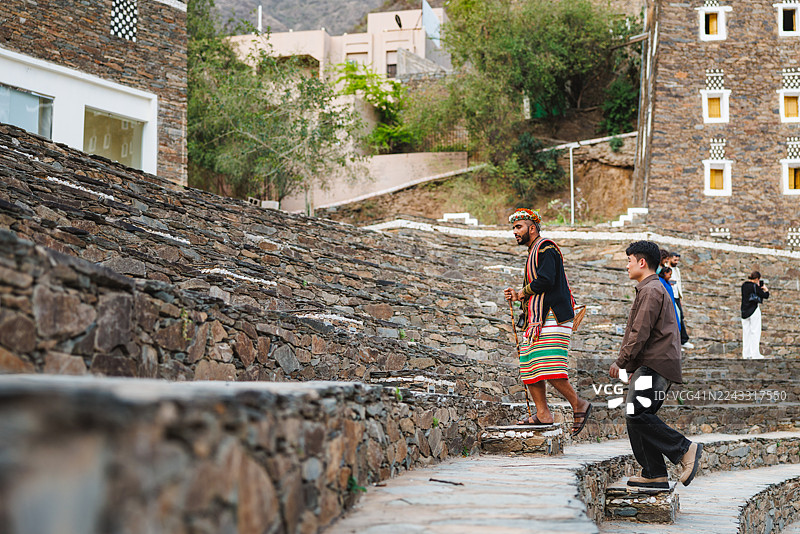 好奇的亚洲游客在当地向导的陪同下游览里贾勒阿尔马阿图片素材