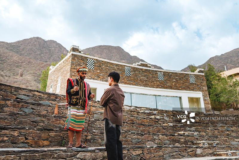 游客与当地导游在户外进行热烈交谈图片素材