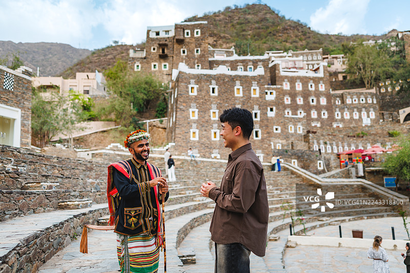 当地沙特导游与亚洲游客的愉快交流图片素材