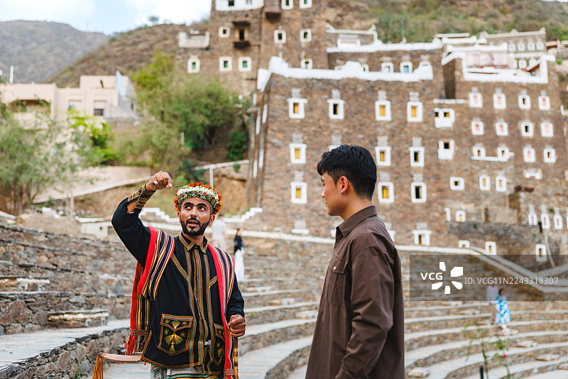 当地沙特导游与游客的文化交流图片素材