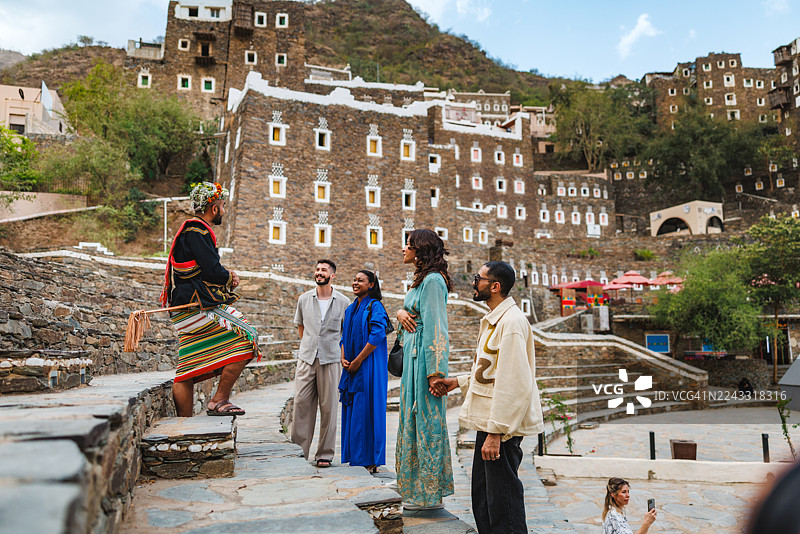 与当地沙特向导在里贾尔·阿尔马阿的愉快互动图片素材