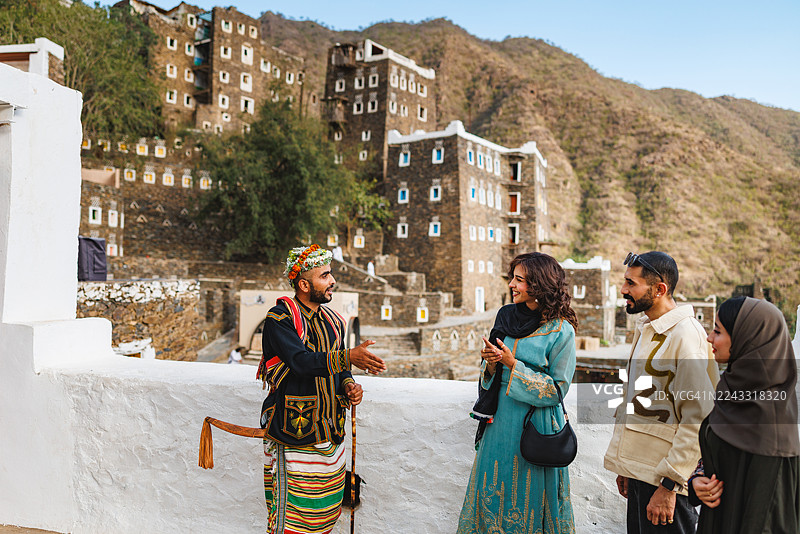 阿西尔古村落背景下的欢乐文化交流图片素材