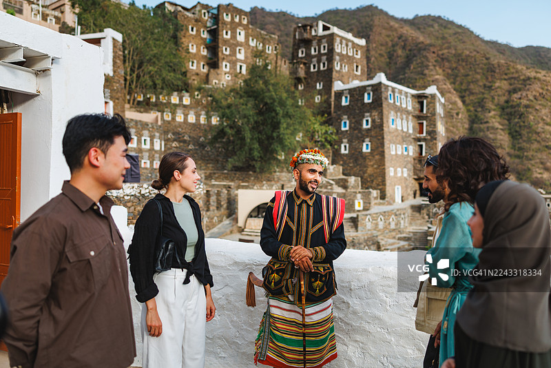 在山区遗产背景下，与导游的欢乐互动图片素材