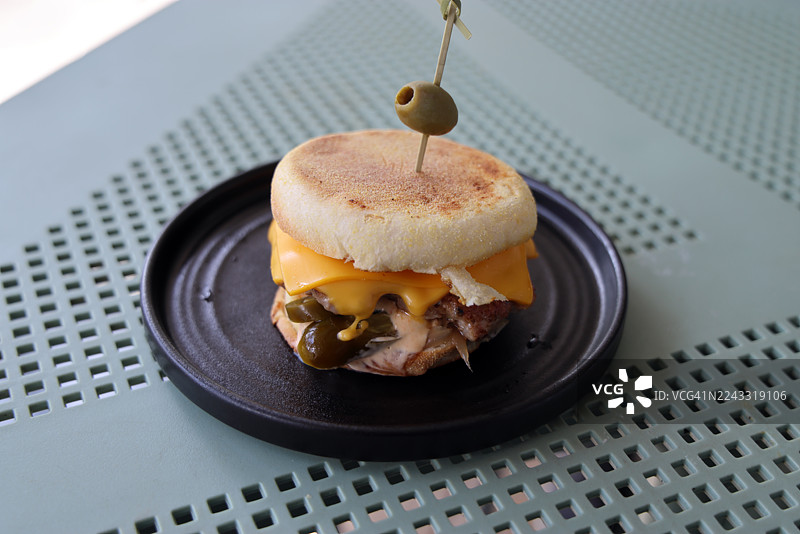 玛芬搭配猪肉香肠饼、奶酪、番茄酱、墨西哥辣椒、烤洋葱、奶酪酱和烟熏蛋黄酱图片素材