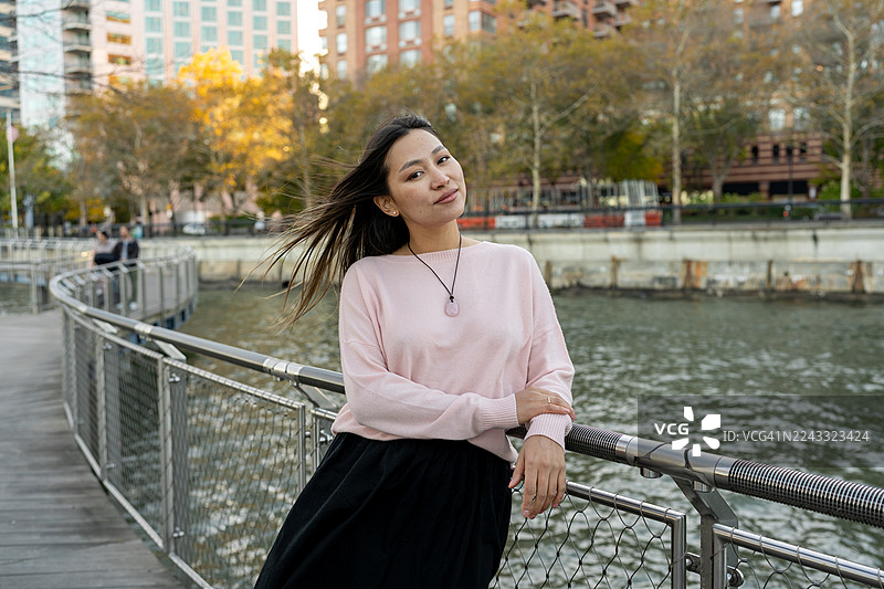 一位亚洲女性在纽约州霍博肯市的水滨区域图片素材