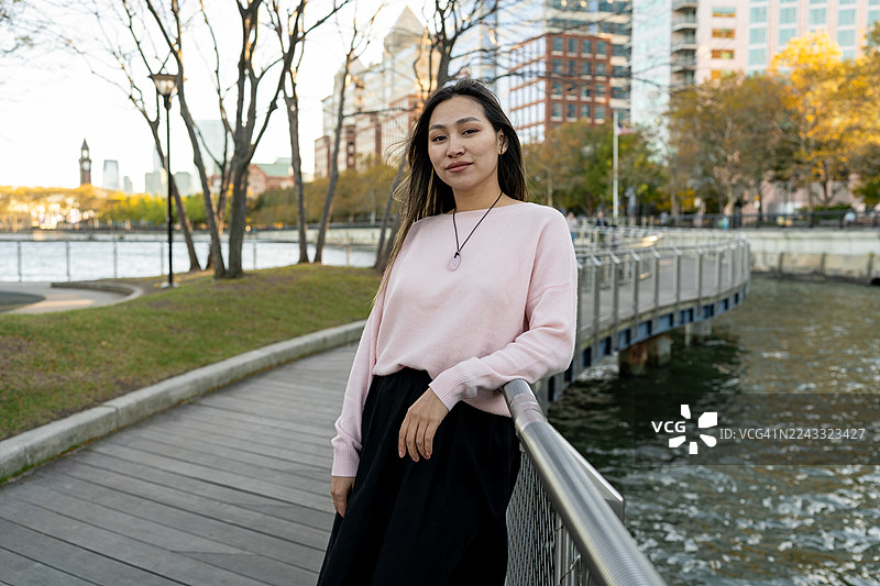 Hoboken, NJ 海滨区域的亚洲女性图片素材