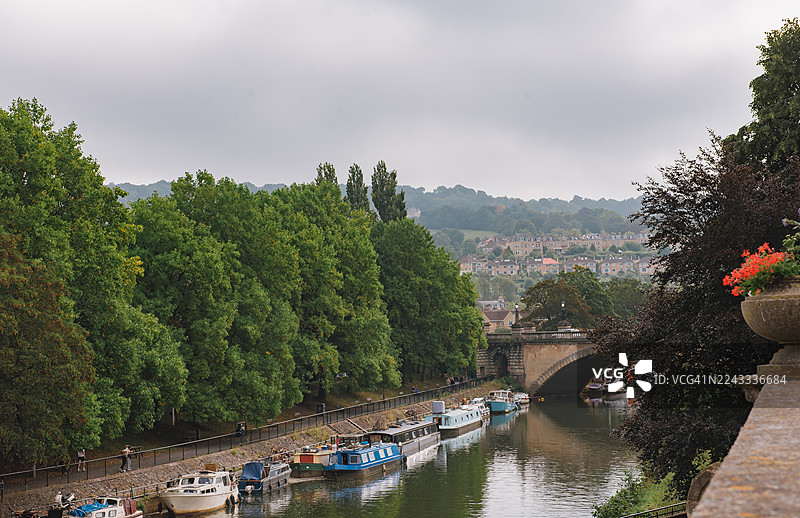 运河船和肯尼特号在埃文河上等待游客，这是巴斯市另一项迷人的旅行体验。图片素材