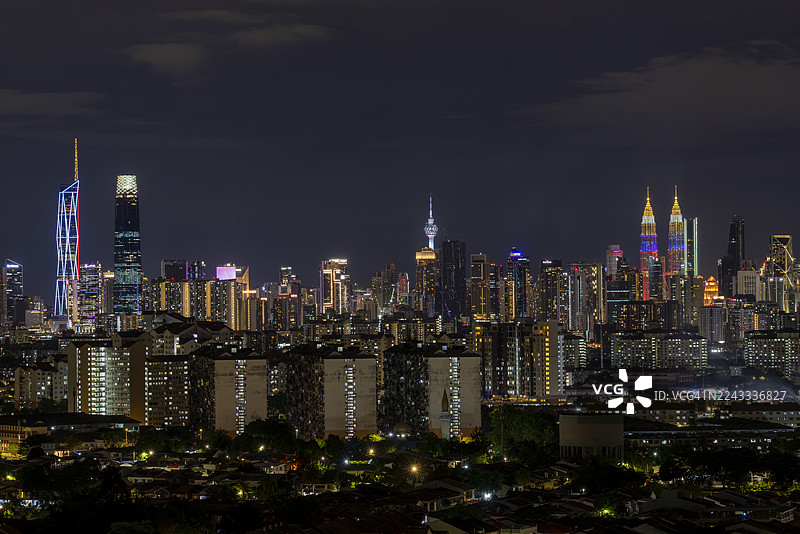 吉隆坡夜景在色彩的交响曲中令人眼花缭乱，照亮了天际线，庆祝东盟2025峰会——在那里，团结、进步和辉煌闪耀整个地区。图片素材