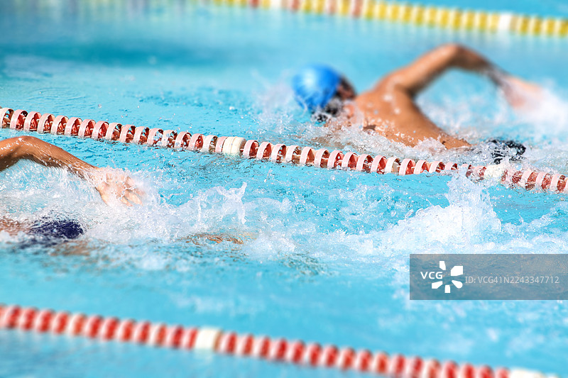 泳道线之间的竞技游泳运动员图片素材