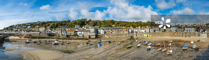 英格兰康沃尔郡彭赞斯附近Mousehole渔村的全景图片素材
