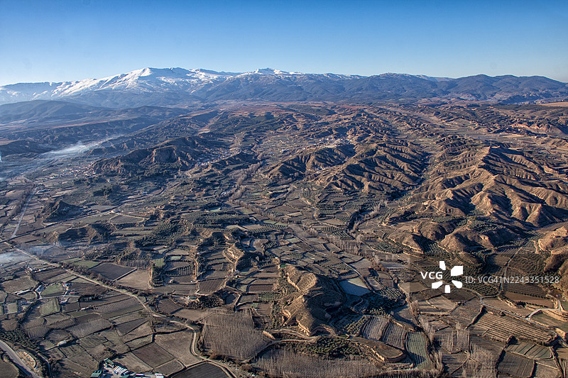 西班牙安达卢西亚格拉纳达省瓜迪克斯附近喀斯特地貌的航拍图图片素材