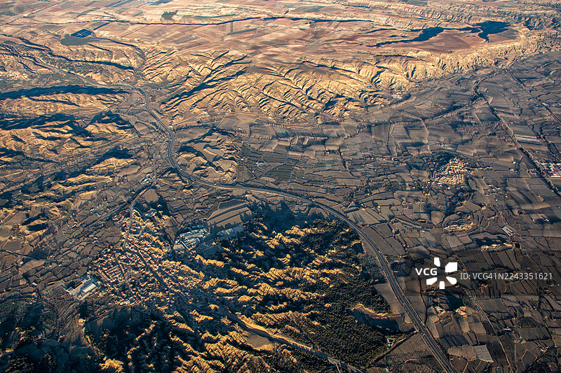 西班牙安达卢西亚格拉纳达省瓜迪克斯附近喀斯特地貌的鸟瞰图图片素材