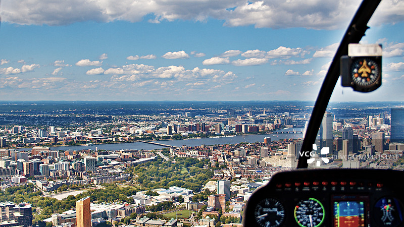 直升机飞越城市上空图片素材