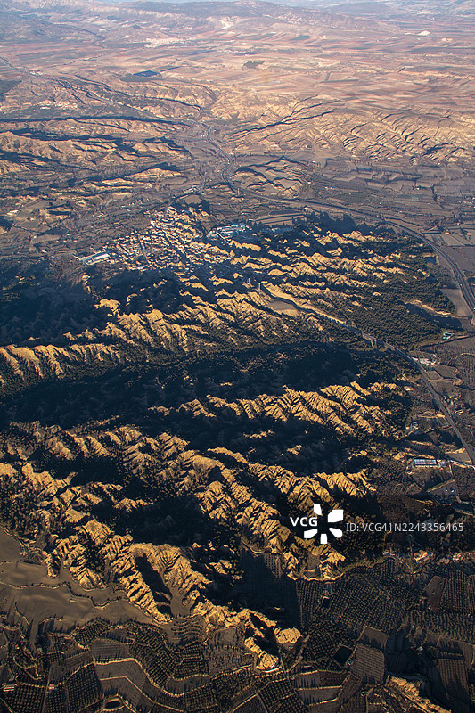 西班牙安达卢西亚格拉纳达省瓜迪克斯附近喀斯特地貌的航拍图图片素材