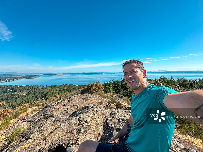 坐在维多利亚道格拉斯山顶的男人图片素材