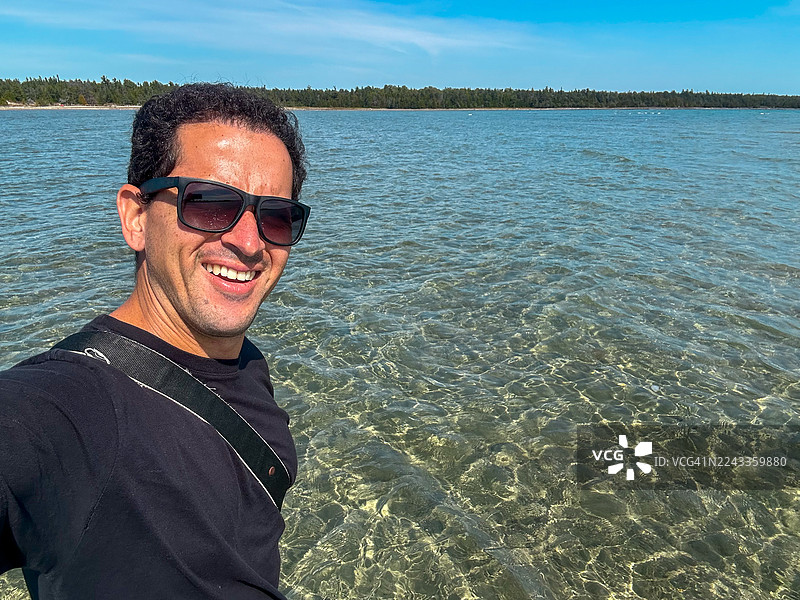 在安大略省歌唱沙滩上自拍的男人图片素材