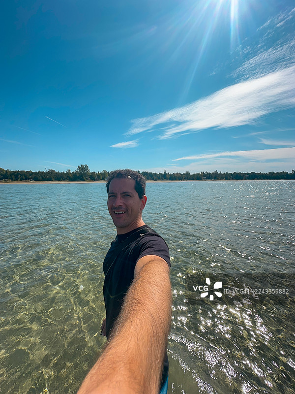 在安大略省歌唱沙滩（Singing Sands Beach）自拍的男人图片素材