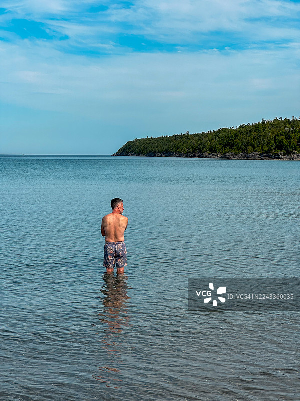 托伯莫里海滩上的男人图片素材