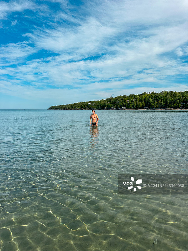 多伯米（Tobermory）海滩上的男人图片素材