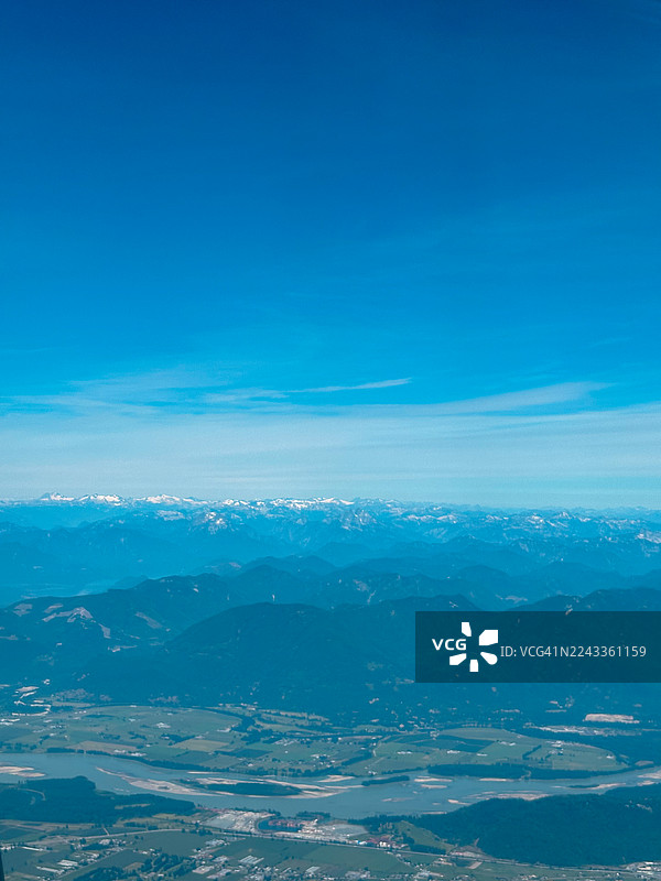 从飞机上看到的加拿大不列颠哥伦比亚省山区景象图片素材