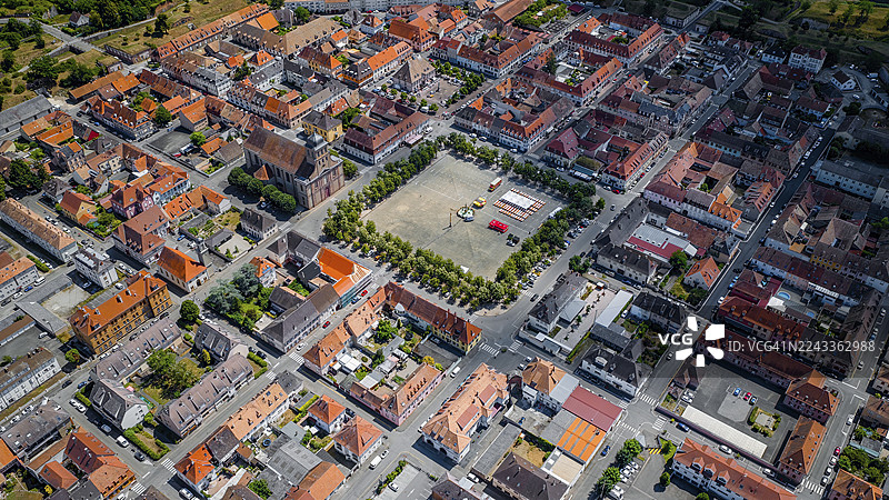 法国阿尔萨斯富瓦炮兵要塞，新布里萨克镇中心鸟瞰特写图片素材