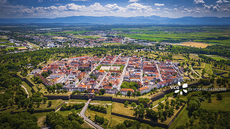法国阿尔萨斯历史要塞城镇新布里萨克鸟瞰图图片素材