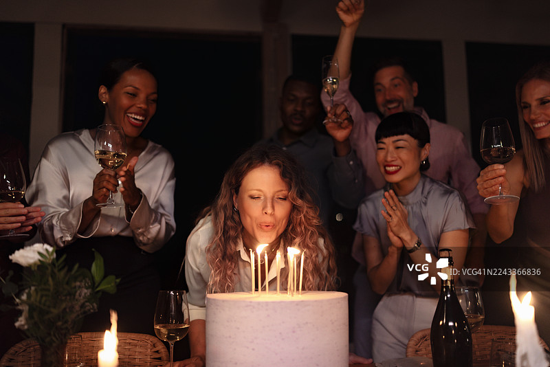 欢庆时刻：朋友与家人，手持蛋糕和酒杯，开怀畅饮，庆祝生日图片素材