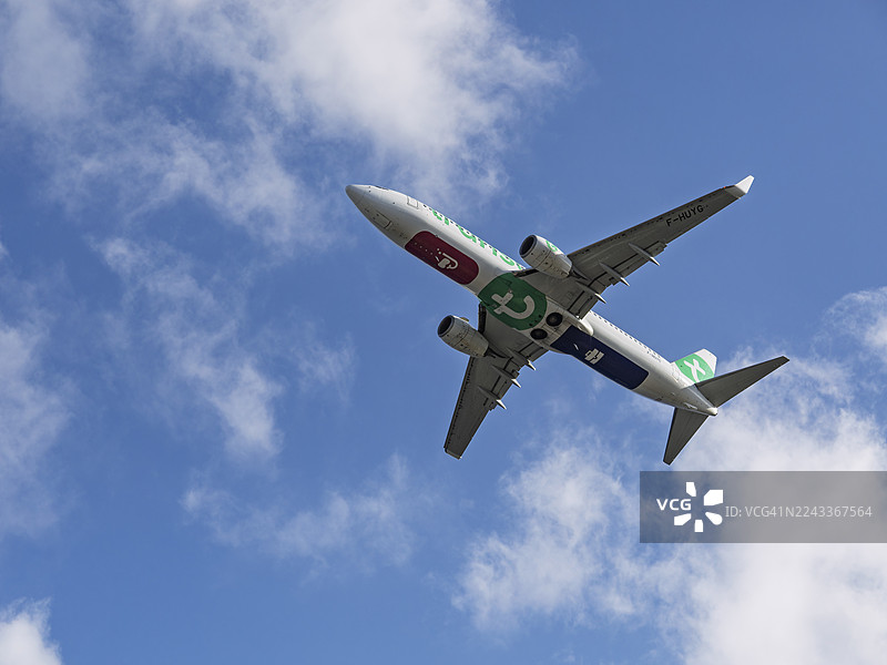 泛航航空空客A320商用客机在起飞时低空飞行图片素材