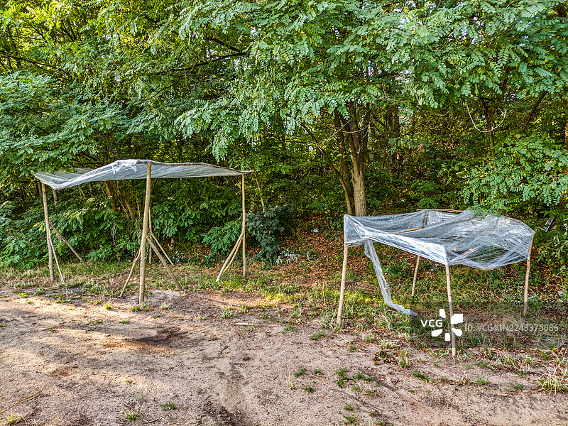 树林里的临时避难所图片素材