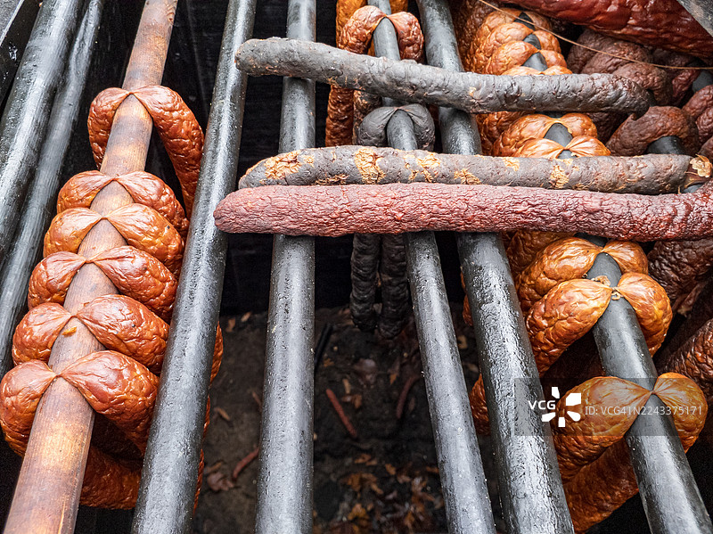 架子上烟熏的香肠图片素材